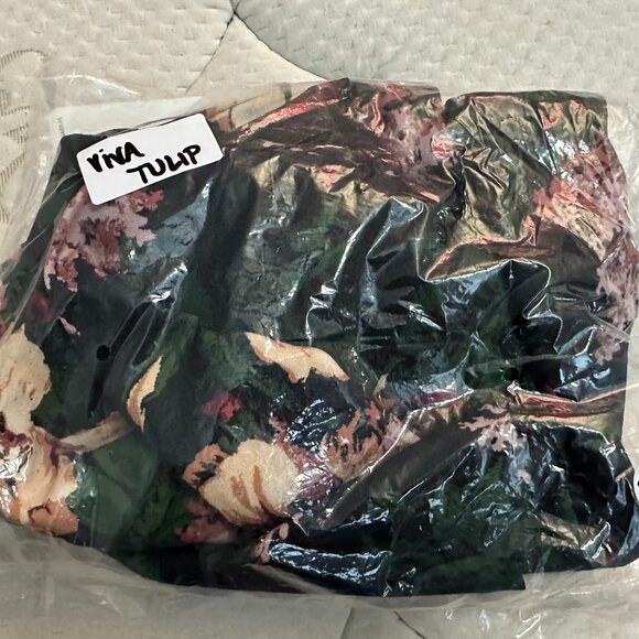 Viva 40s Tulip Skirt in Dark Bella Roses Laura Byrnes Pinup Girl Clothing 4x - Picture 2 of 2